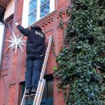 Tannenbaum und Weihnachtsbeleuchtung für ein festliches Zuhause