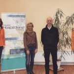 Tannenbaum und Weihnachtsbeleuchtung für ein festliches Zuhause