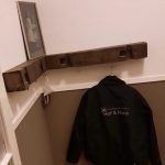 Upcycling: Aus einem Holzbalken wird eine Garderobe